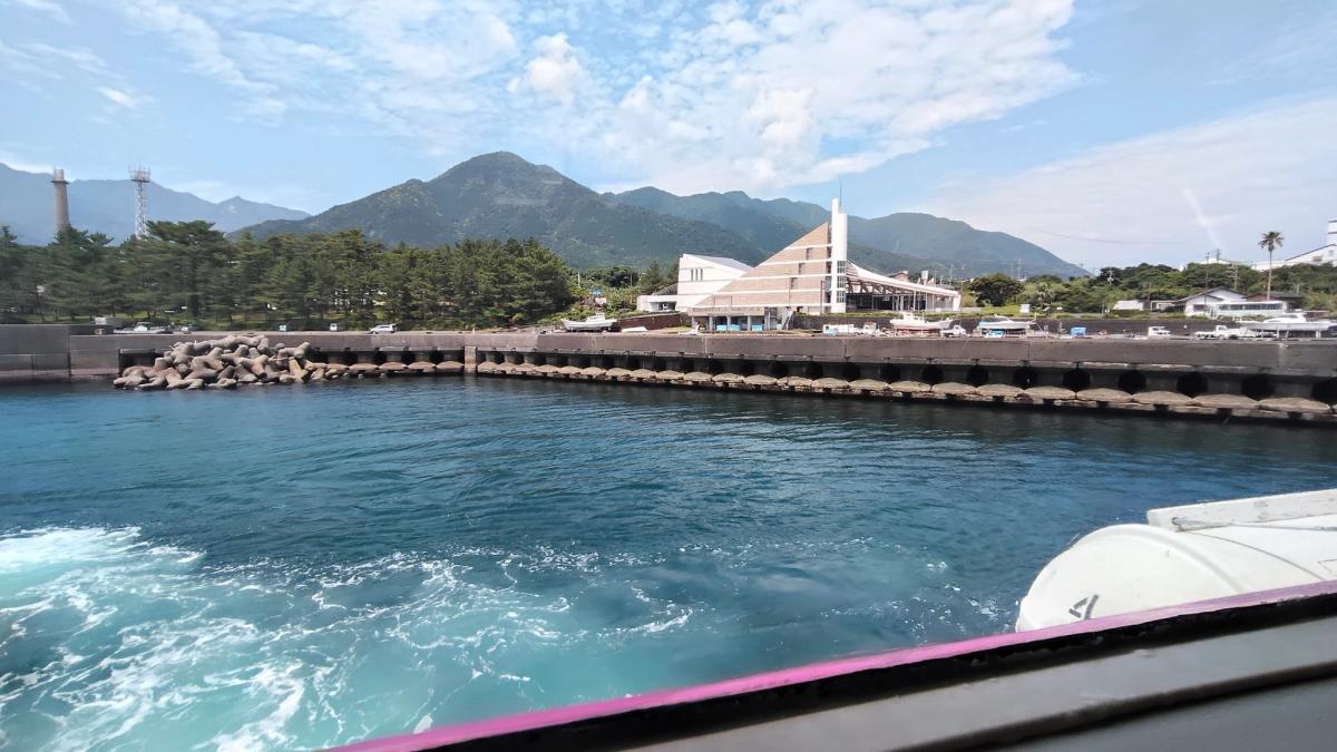 船窓から見る、離れていく宮之浦港