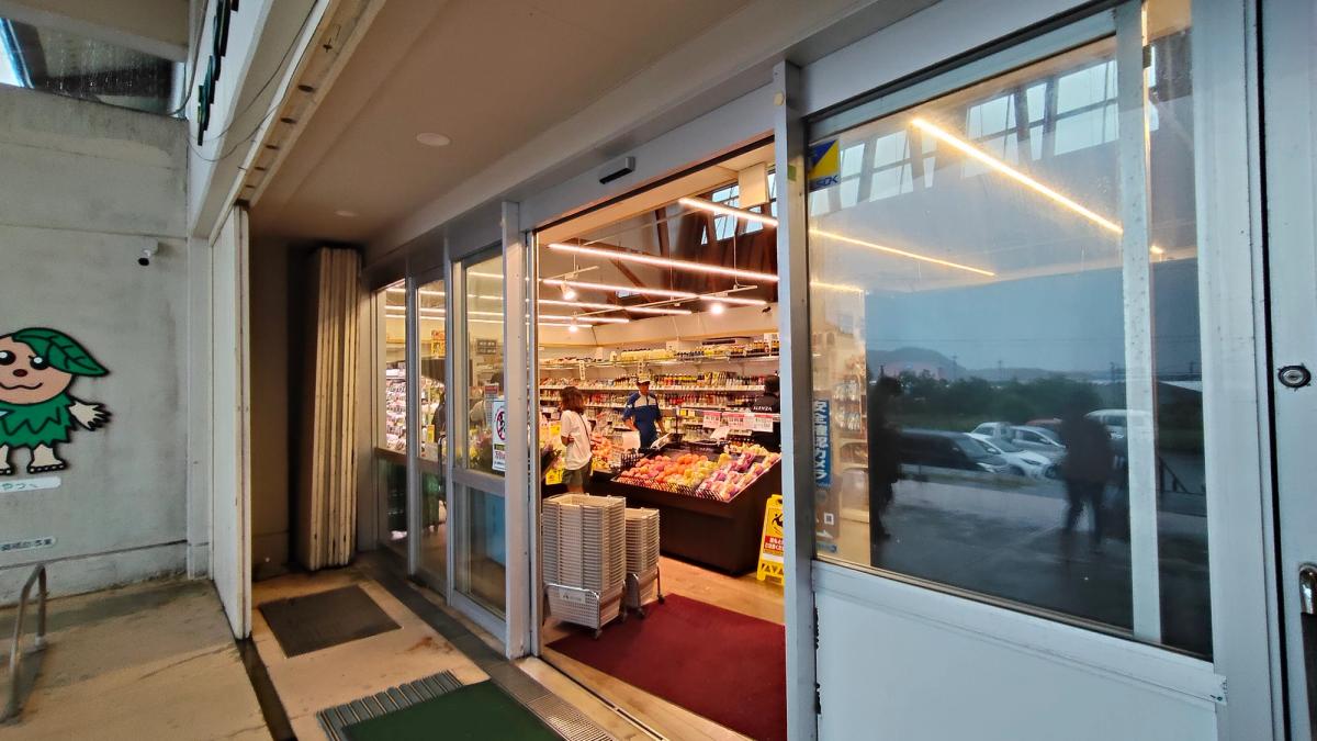 夕暮れのAコープ安房店の入口