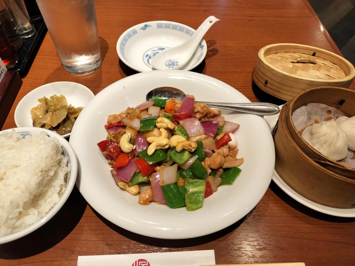 鶏とカシューナッツ炒め定食と小籠包