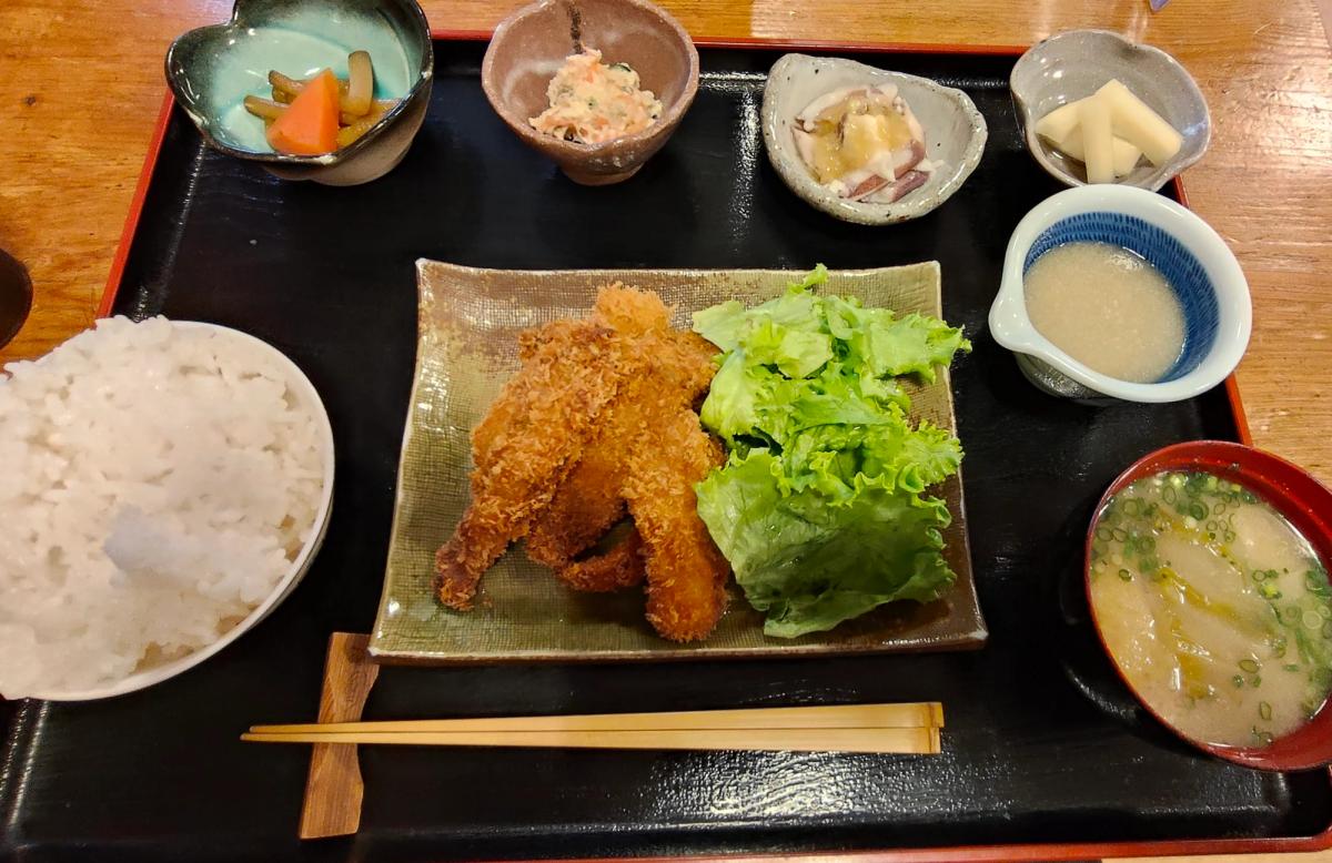 料理宿鱗屋の二晩目の夕食。魚フライを主役にした膳