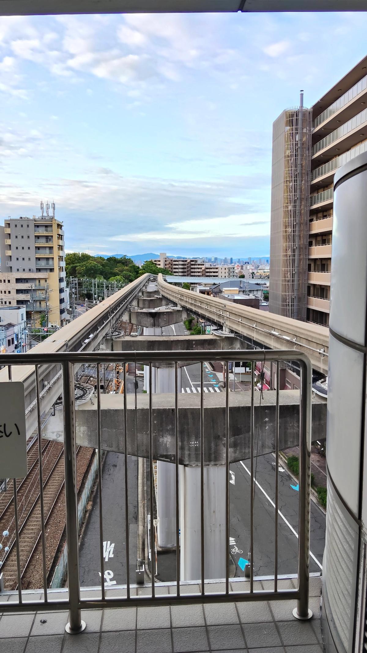 早朝、大阪モノレールから望む街明かりと山並み