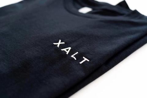 Ein T-Shirt mit XALT-Schriftzug