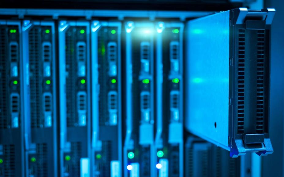 Blau beleuchtete Blade-Server in einem Rack, einer davon halb herausgezogen