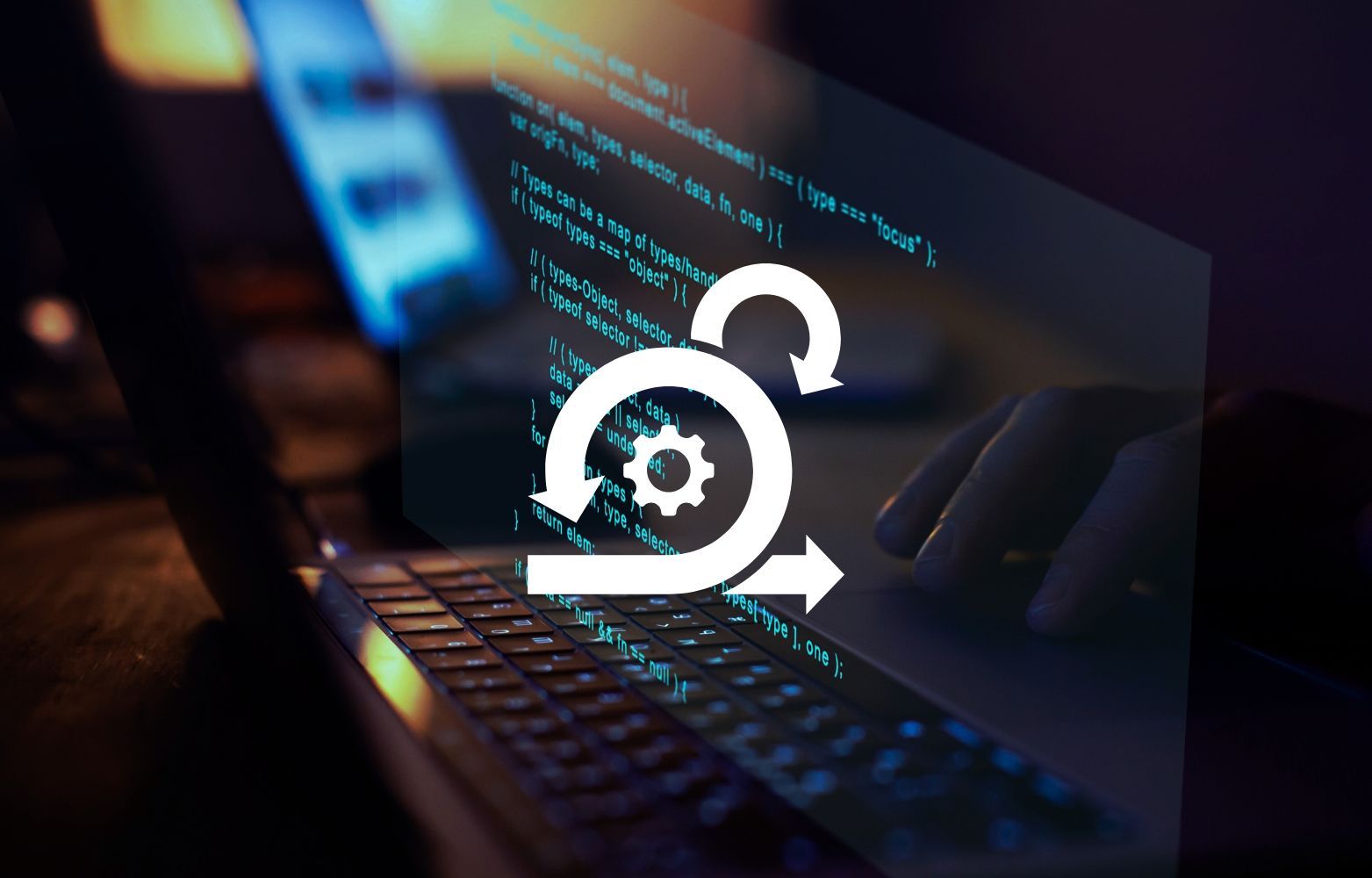 Laptop mit Code auf dem Bildschirm, überlagert von einem weißen Symbol mit Pfeilen und Zahnrad.