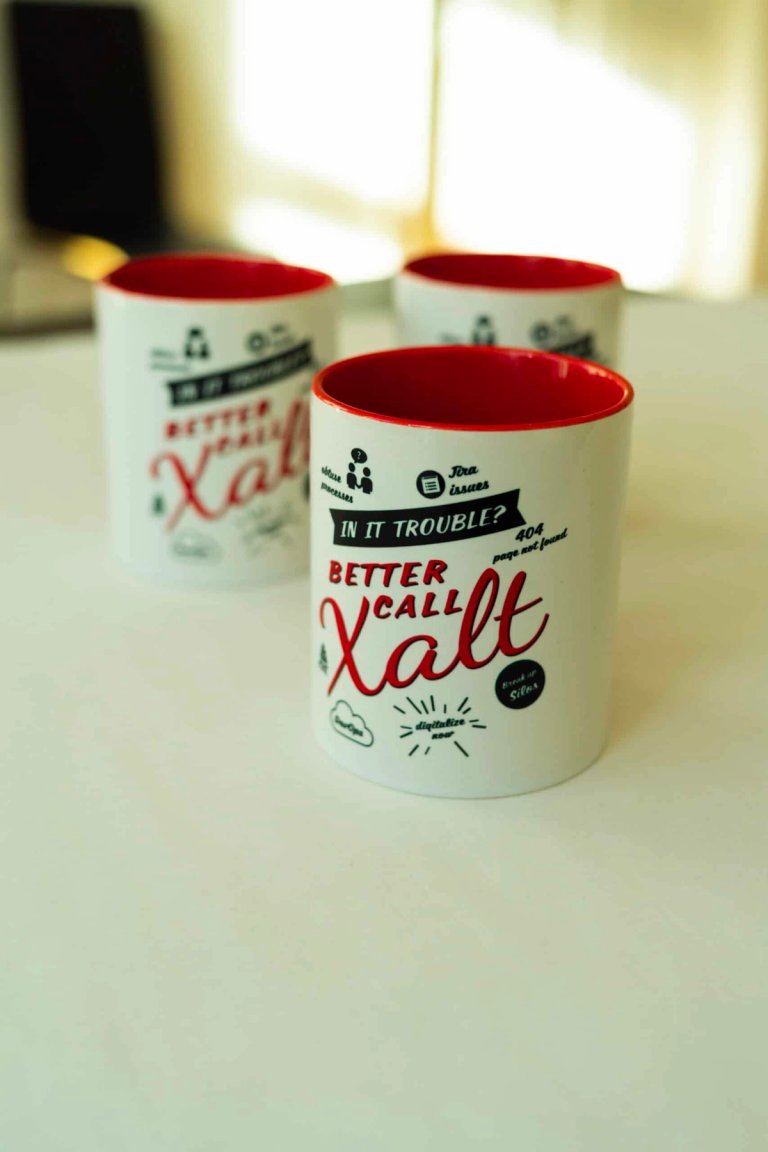 Eine schwarze Tasse mit dem Aufdruck Better Call XALT
