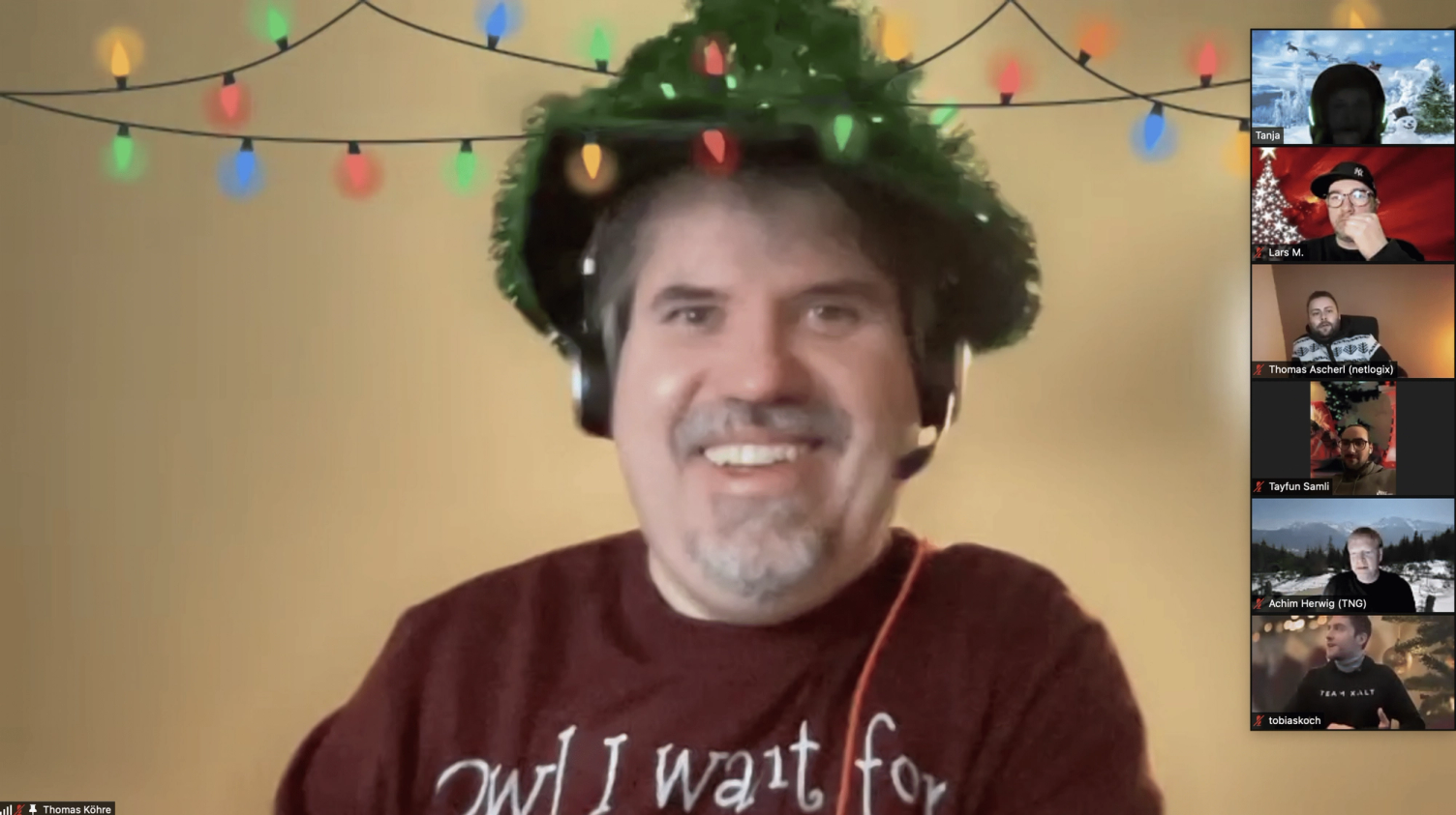 Person mit Kopfhörer und Weihnachtsgirlande