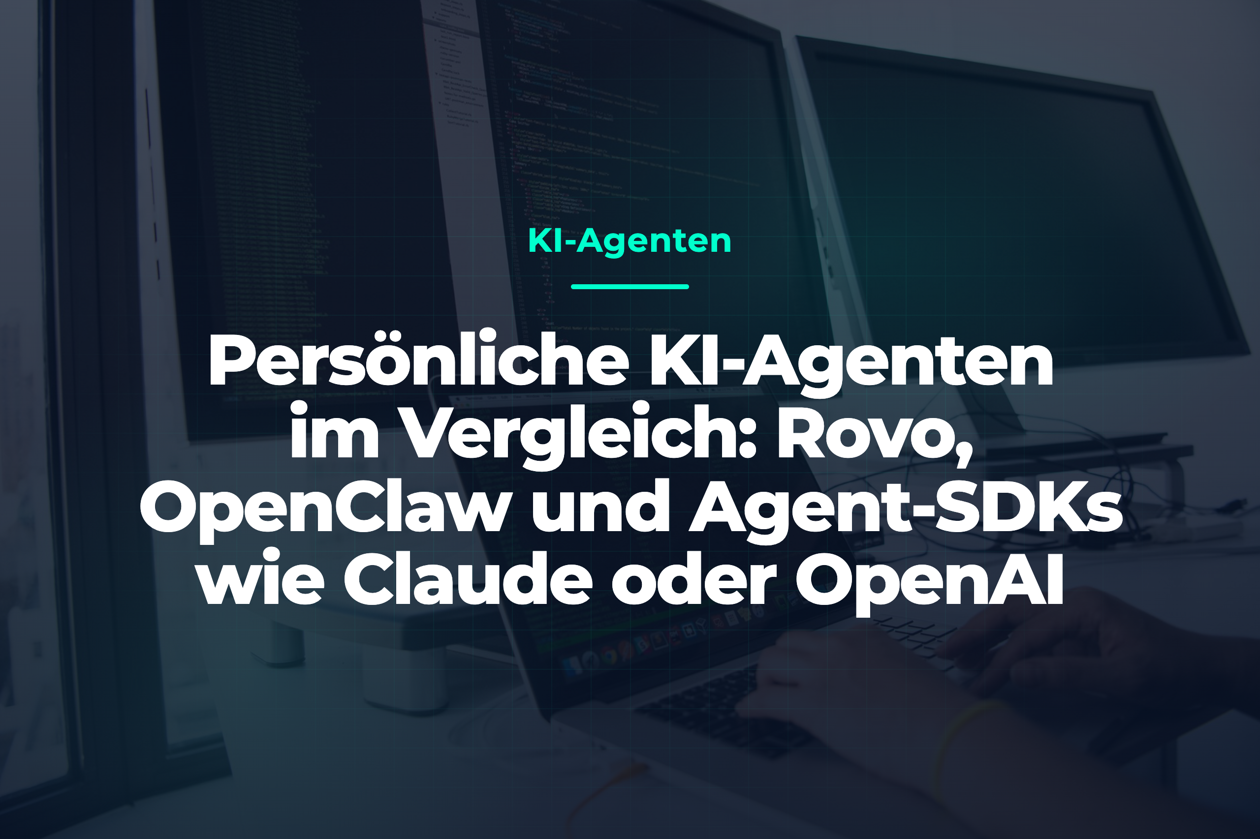 Dunkler Arbeitsplatz mit mehreren Monitoren und Programmiercode; darüber der Titel „Persönliche KI-Agenten im Vergleich: Rovo, OpenClaw und Agent-SDKs“