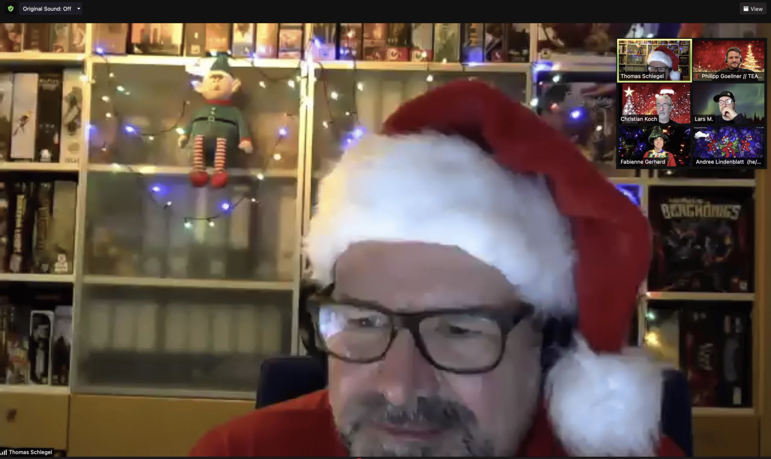 Webcam-Aufnahme einer Person mit Weihnachtsmütze