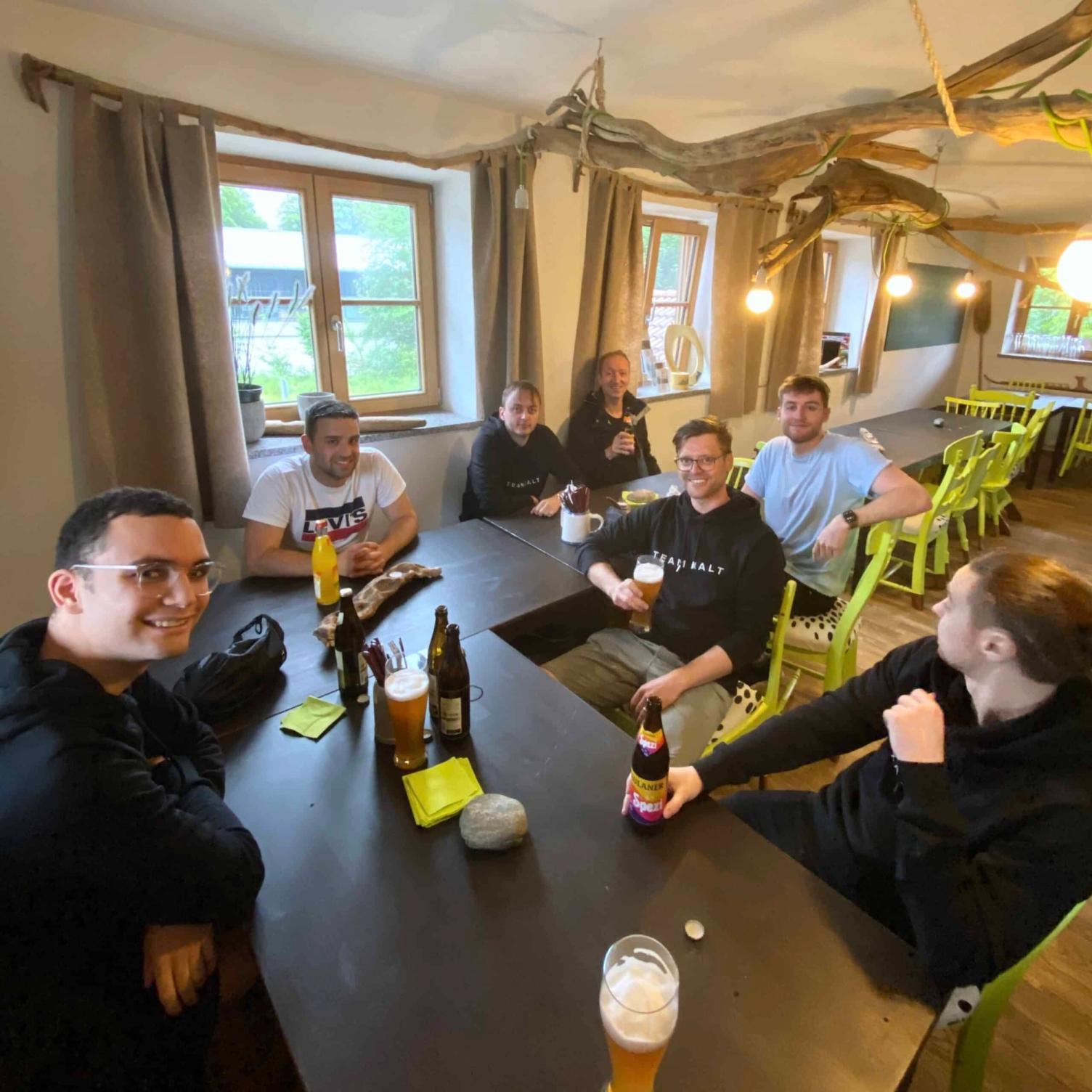 Team um Tisch mit Getränken versammelt