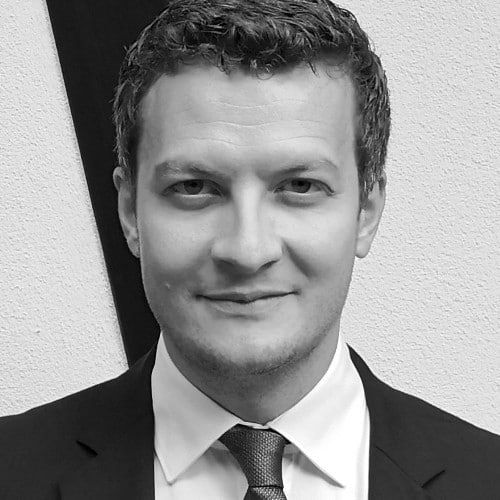 Peter Giglinger im Anzug, ein Schwarz-Weiss-Portrait