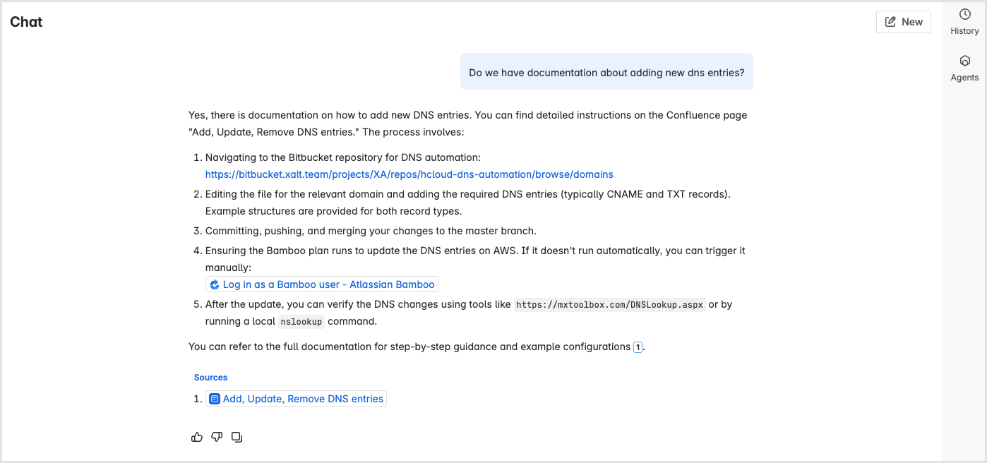 Ein Rovo-Chat: gefragt wird nach Doku zu DNS-Einträgen, die Antwort listet fünf Schritte mit Links zu Bitbucket und Bamboo und nennt die Quellseite