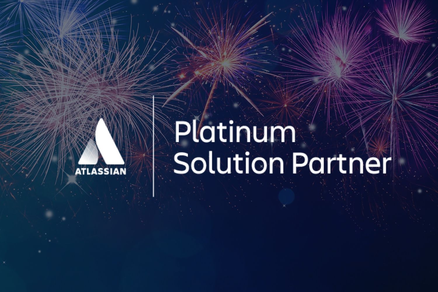 Atlassian Platinum Solution Partner Logo mit Feuerwerk vor dunkelblauem Hintergrund.