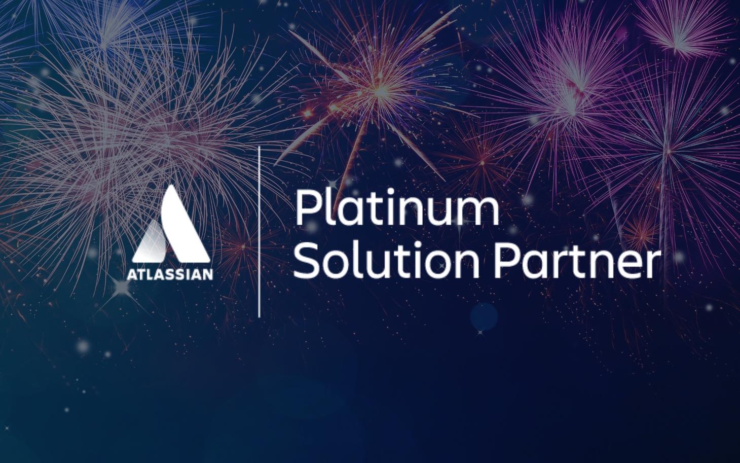 Atlassian Platinum Solution Partner Logo mit Feuerwerk vor dunkelblauem Hintergrund.