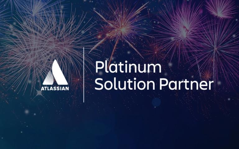 Atlassian Platinum Solution Partner Logo mit Feuerwerk vor dunkelblauem Hintergrund.
