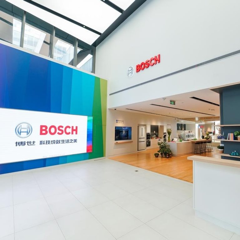 Der helle Innenraum eines Bosch-Ausstellungsraums mit Küchenmöbeln und Bosch-Logos