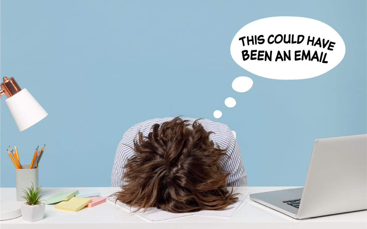 Eine Person mit langen Haaren liegt mit dem Kopf auf dem Schreibtisch neben Laptop und Haftnotizen, in einer Gedankenblase steht „This could have been an email“