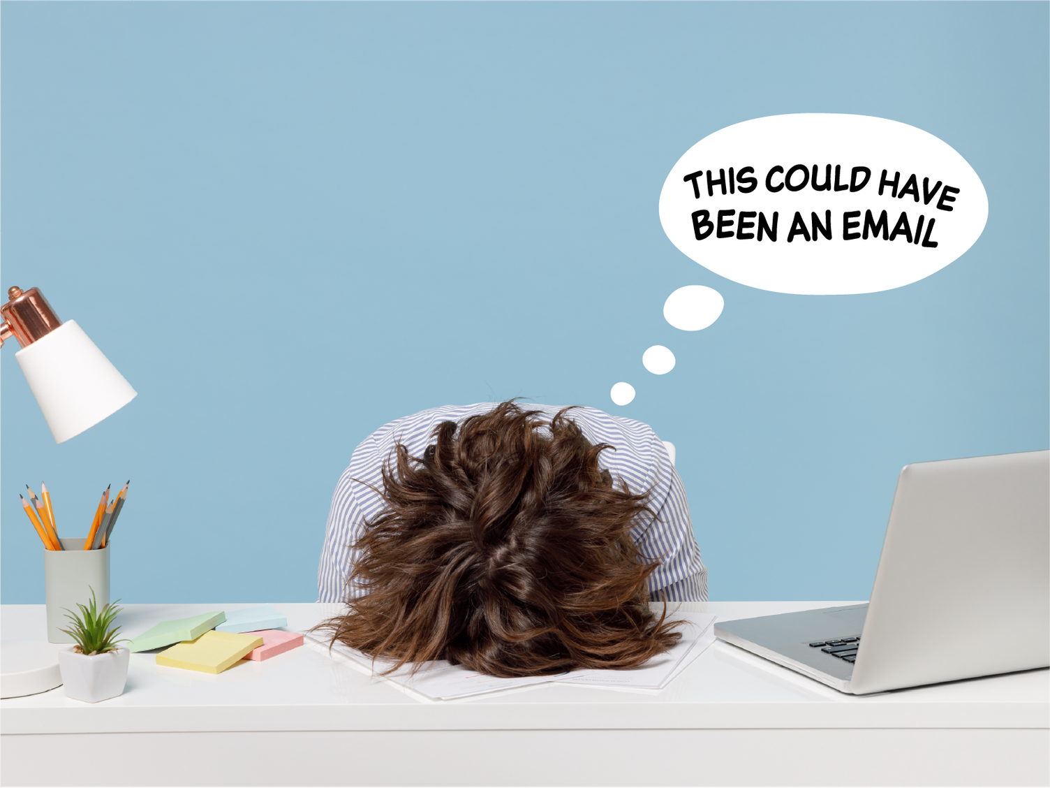 Eine Person mit langen Haaren liegt mit dem Kopf auf dem Schreibtisch neben Laptop und Haftnotizen, in einer Gedankenblase steht „This could have been an email“
