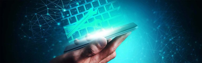 Hand hält ein Smartphone, aus dem eine leuchtende Tastatur mit Schraubenschlüssel- und Schraubendreher-Symbol aufsteigt