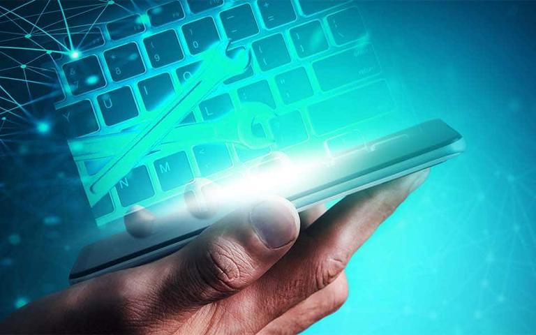 Hand hält ein Smartphone, aus dem eine leuchtende Tastatur mit Schraubenschlüssel- und Schraubendreher-Symbol aufsteigt