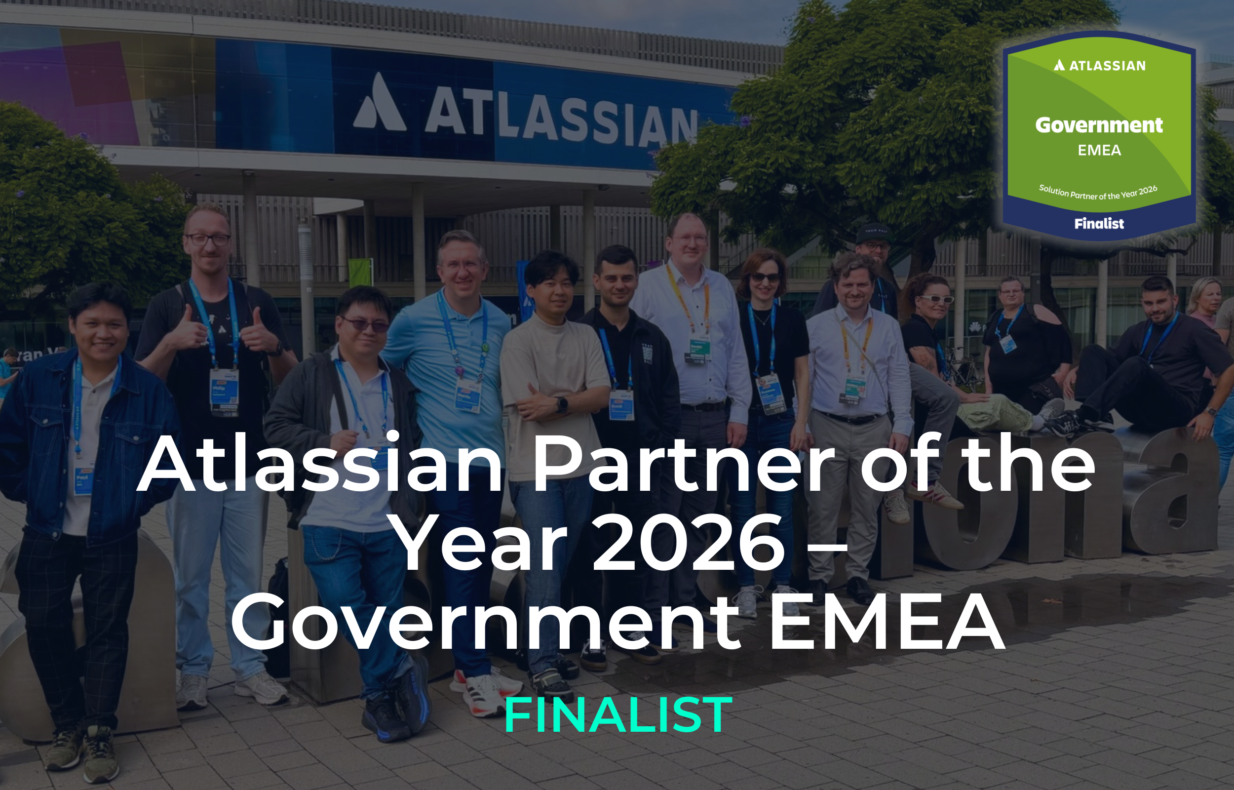 XALT-Team vor Atlassian-Büro mit Text: Atlassian Partner of the Year 2026 – Government EMEA FINALIST und Auszeichnungsbanner.