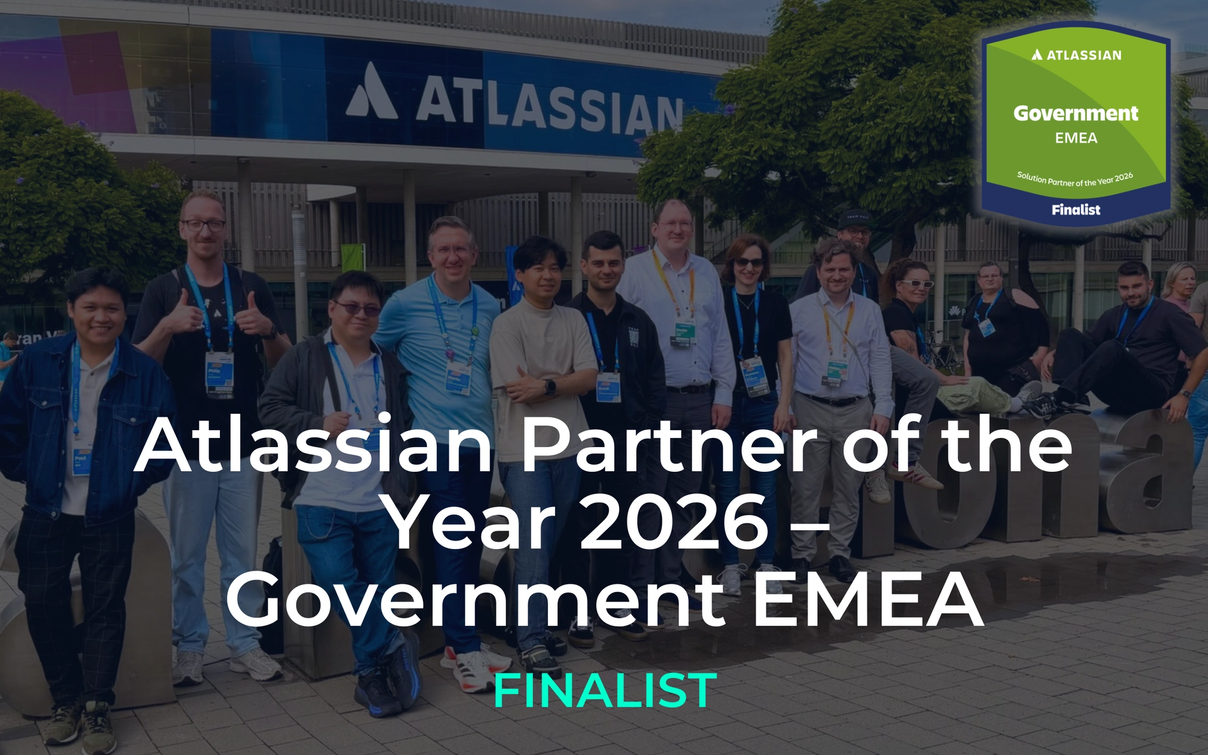 XALT-Team vor Atlassian-Büro mit Text: Atlassian Partner of the Year 2026 – Government EMEA FINALIST und Auszeichnungsbanner.
