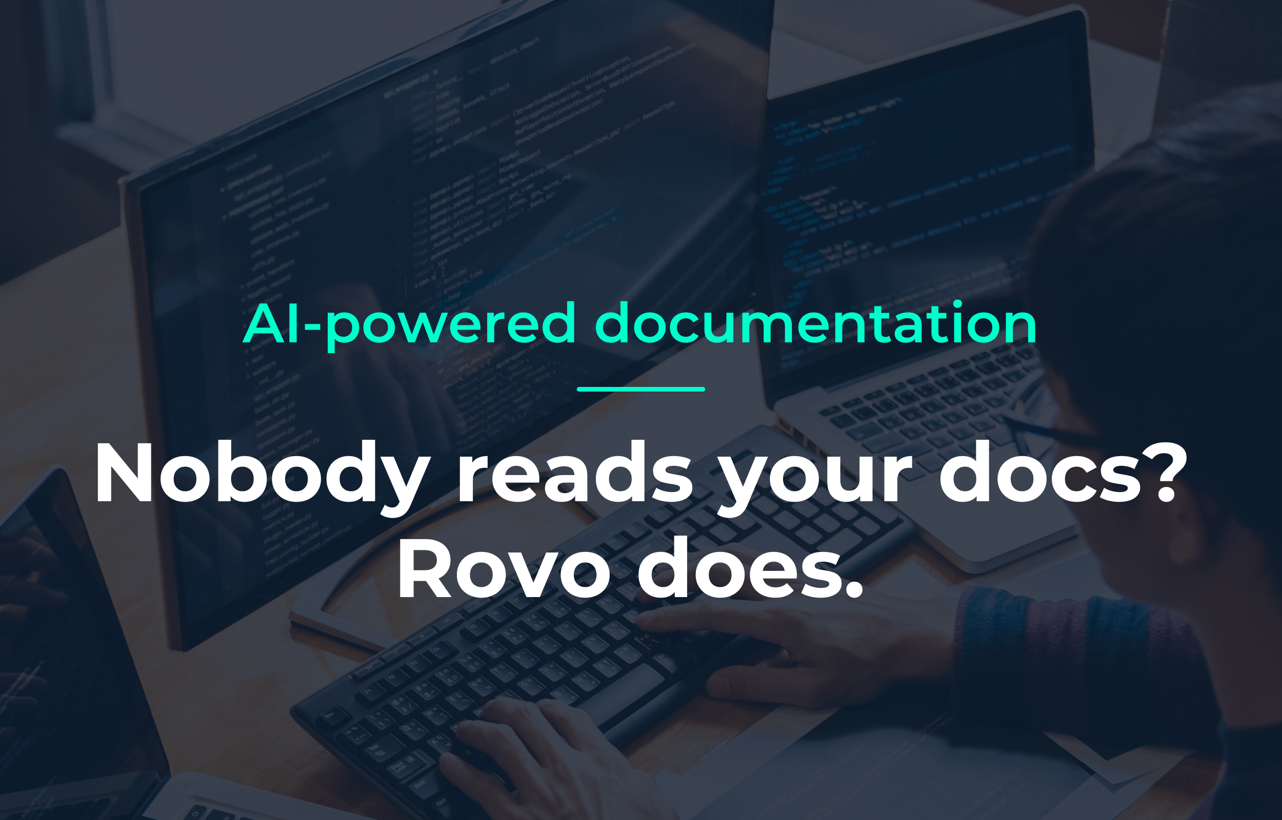 Person an Doppelmonitor mit Code, Titel: AI-powered documentation – Nobody reads your docs? Rovo does.