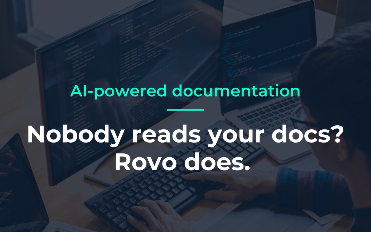 Person an Doppelmonitor mit Code, Titel: AI-powered documentation – Nobody reads your docs? Rovo does.