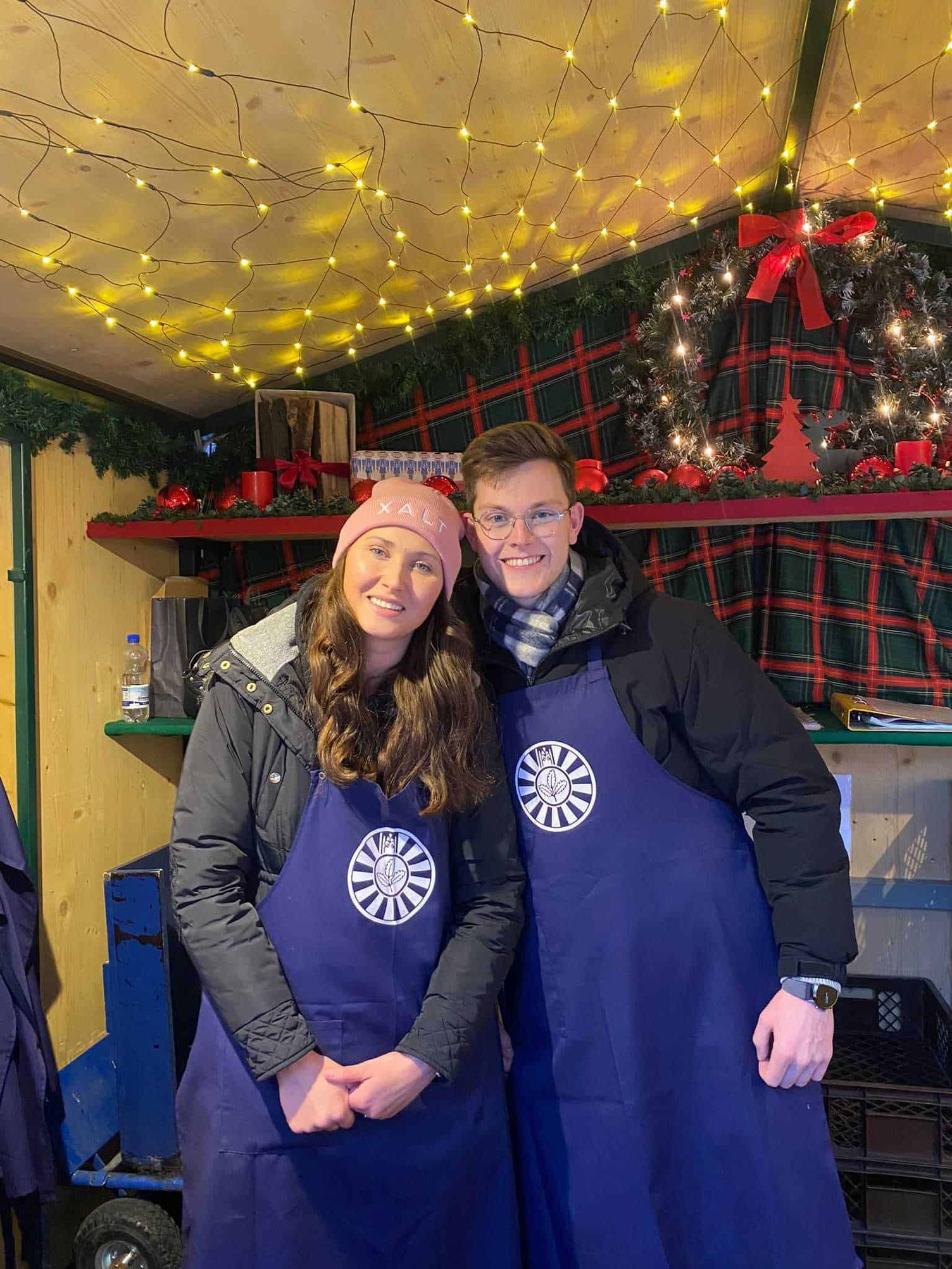 Julia und Jan unterstützen den Glühweinstand auf dem Leipziger Weihnachtsmarkt