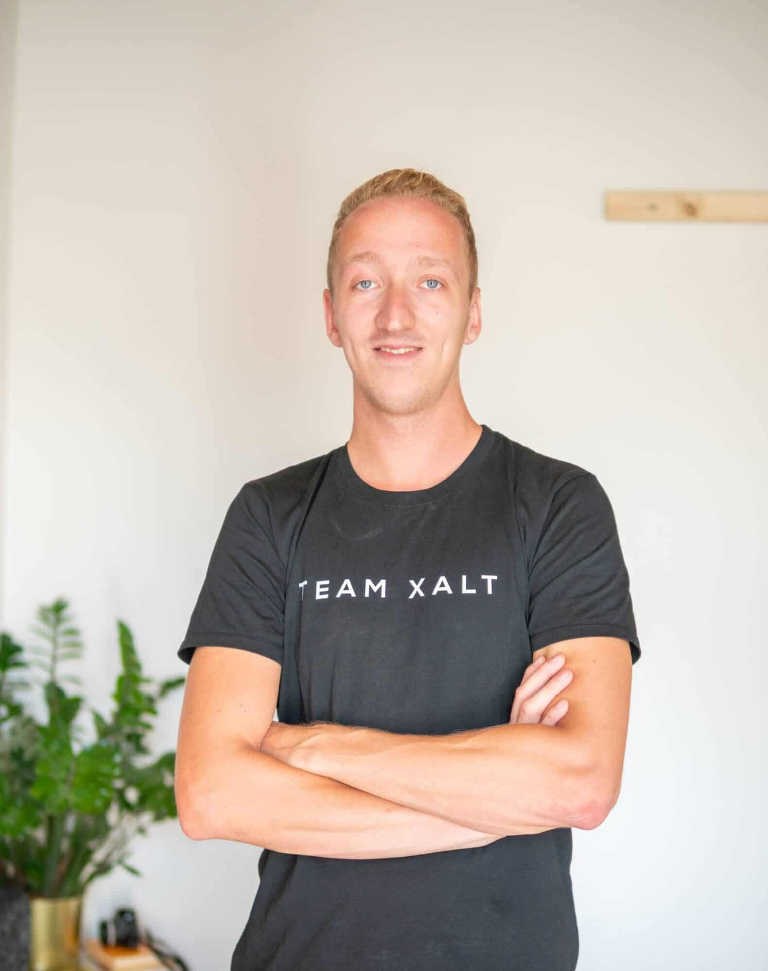 Porträt Mann in schwarzem TEAM XALT Shirt