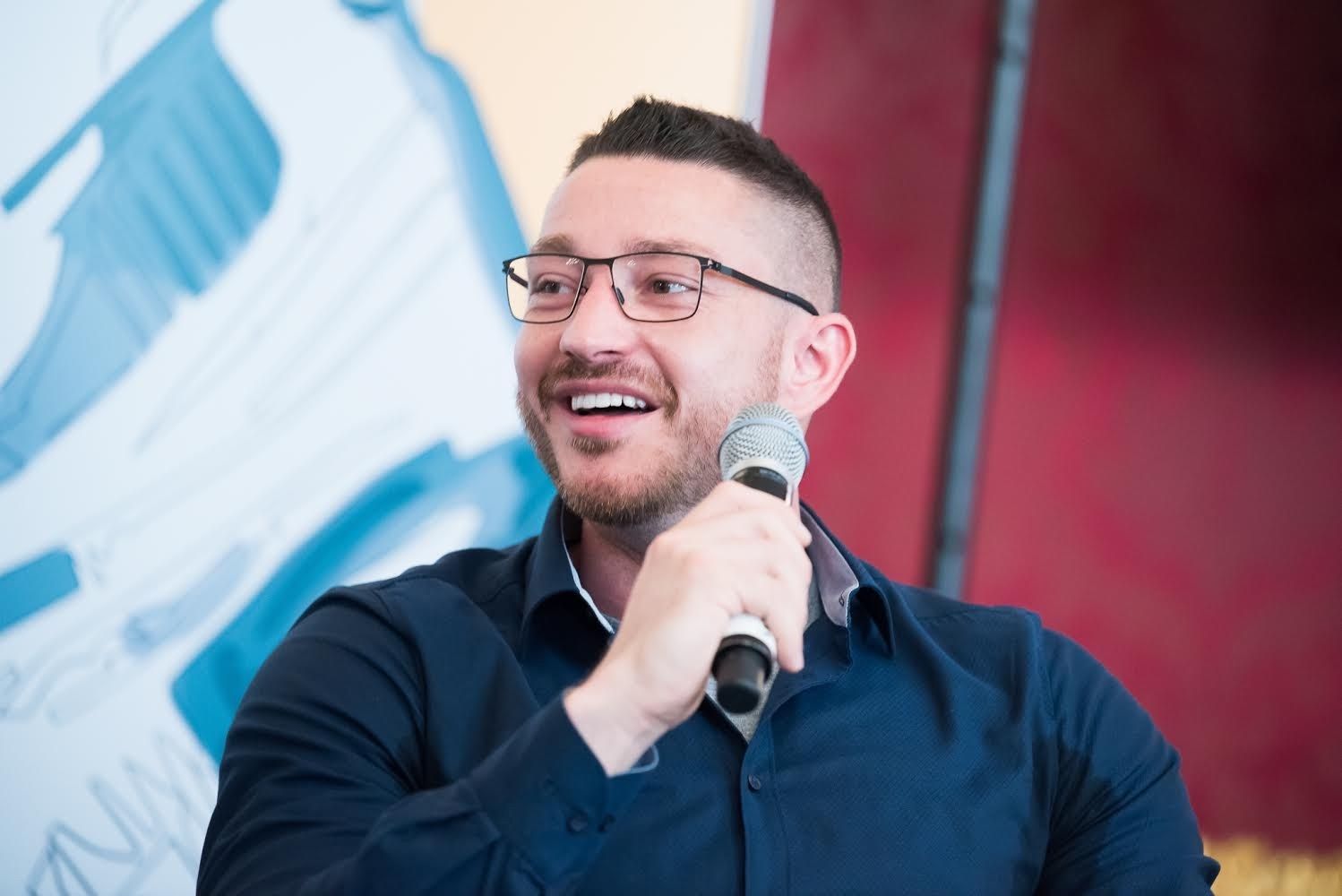 Peter Steinberger spricht auf einer Bühne vor Publikum