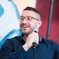 Peter Steinberger spricht auf einer Bühne vor Publikum
