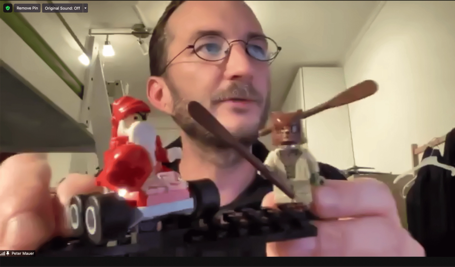 Screensharing-Fenster mit Person, die Spielzeugfahrzeug hält