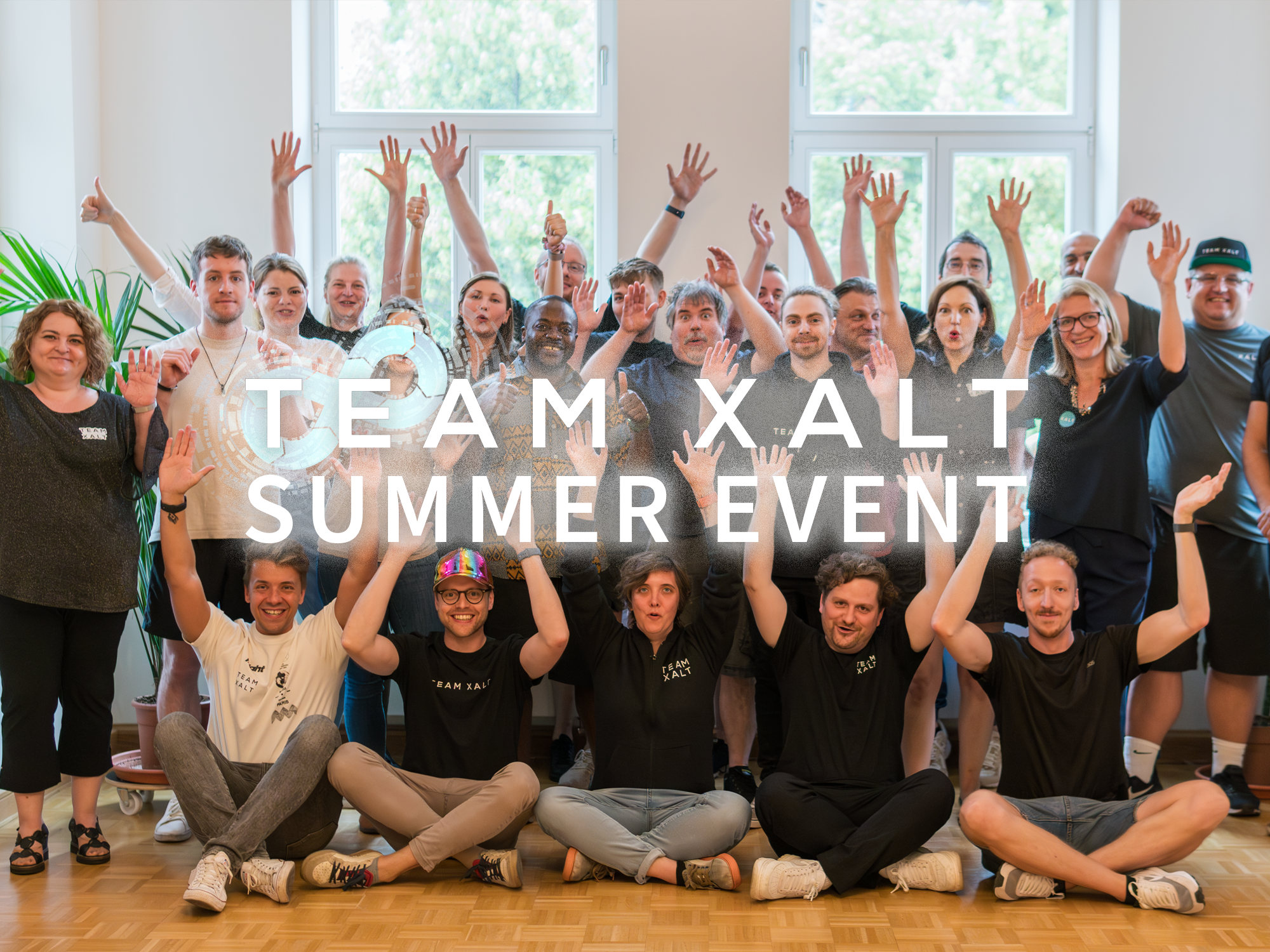 Gruppenfoto des XALT-Teams mit dem Aufdruck TEAM XALT SUMMER EVENT über dem Bild.