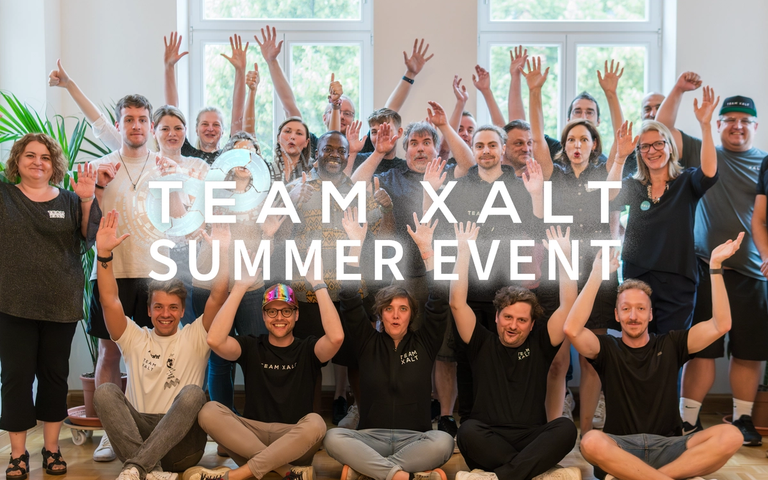 Gruppenfoto des XALT-Teams mit dem Aufdruck TEAM XALT SUMMER EVENT über dem Bild.