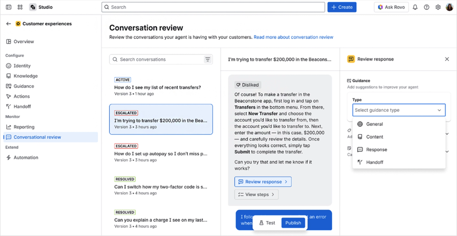 Screenshot der Atlassian-Oberfläche „Conversation review": links eine Liste von Kundengesprächen mit Status, in der Mitte eine Antwort des KI-Agenten, rechts ein Auswahlmenü für Verbesserungsvorschläge