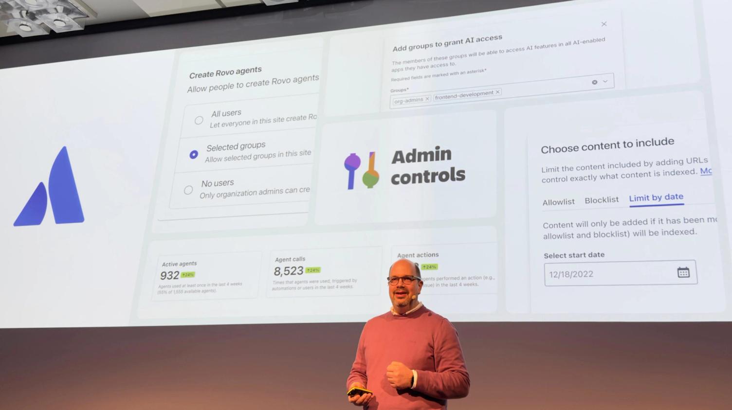 Foto eines Vortragenden vor einer Leinwand, auf der Atlassian-Verwaltungsoberflächen zur Freigabe von Rovo-Agenten und zur Auswahl der indizierten Inhalte zu sehen sind
