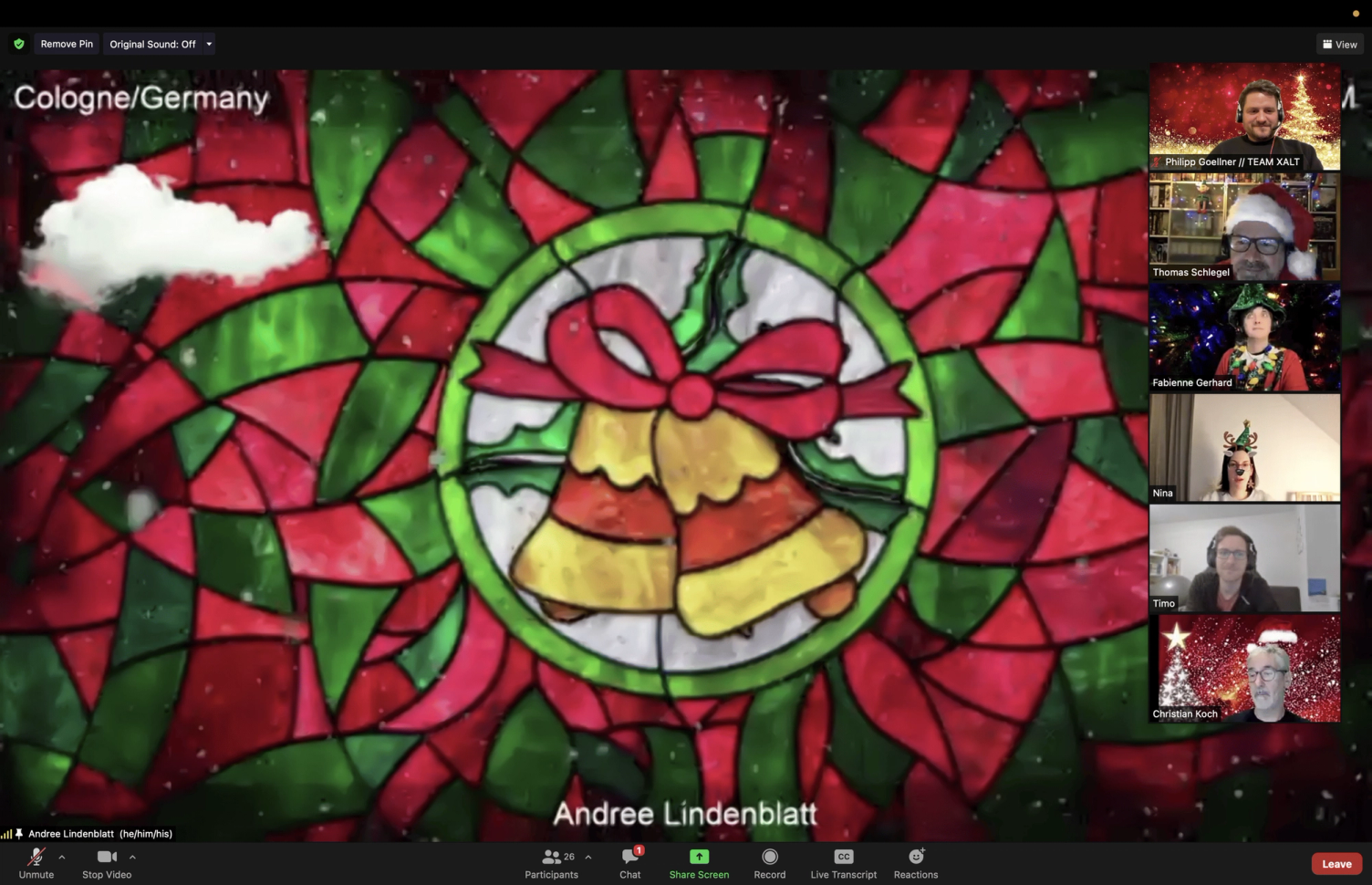 Video-Konferenzansicht mit Kirchenfenster-Hintergrund und mehreren Teilnehmern