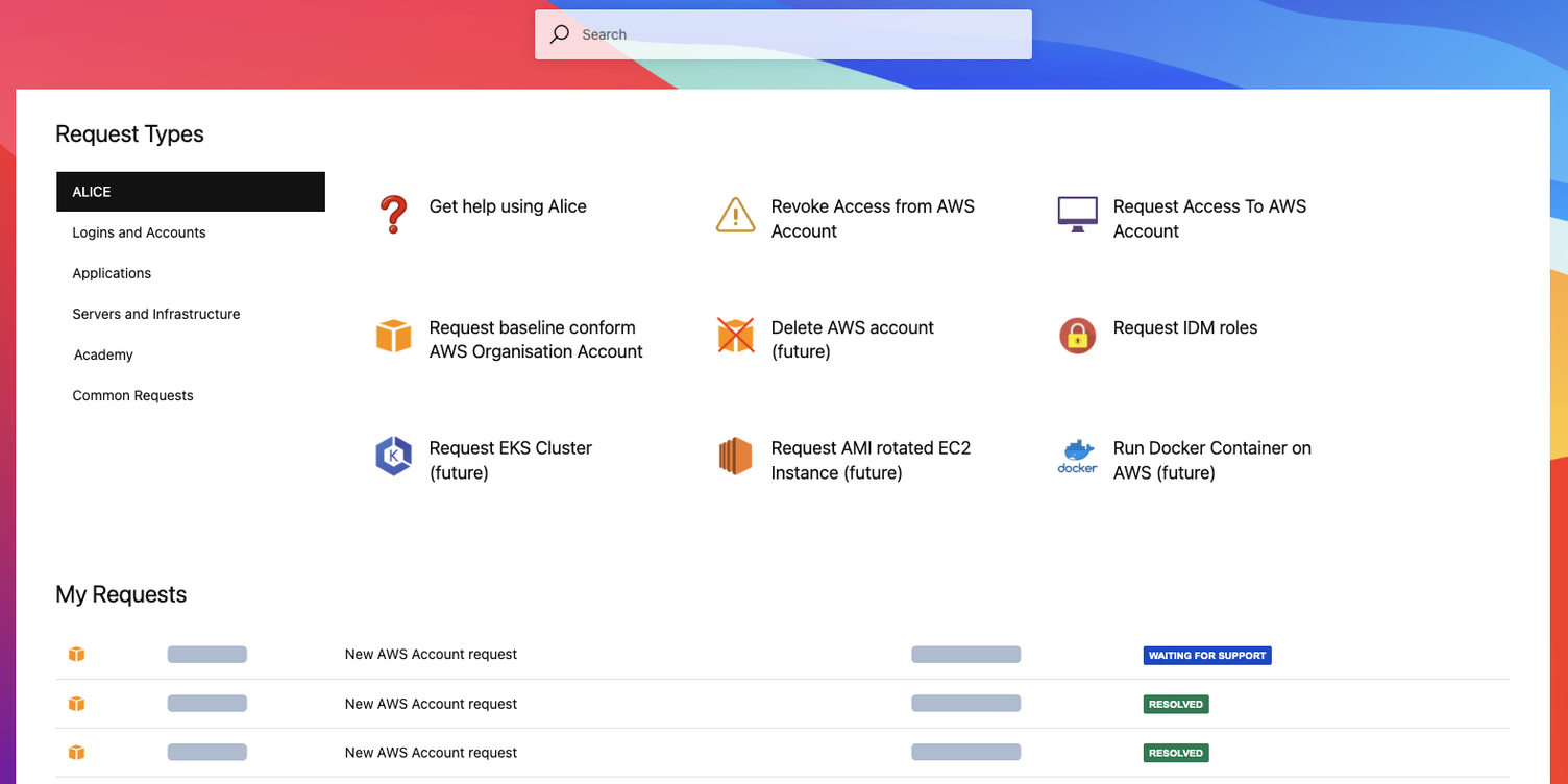 Self-Service-Portal mit Anfragearten rund um AWS, etwa Zugriff anfordern oder entziehen, Organisations-Account anlegen und EKS-Cluster, darunter die eigenen Anfragen