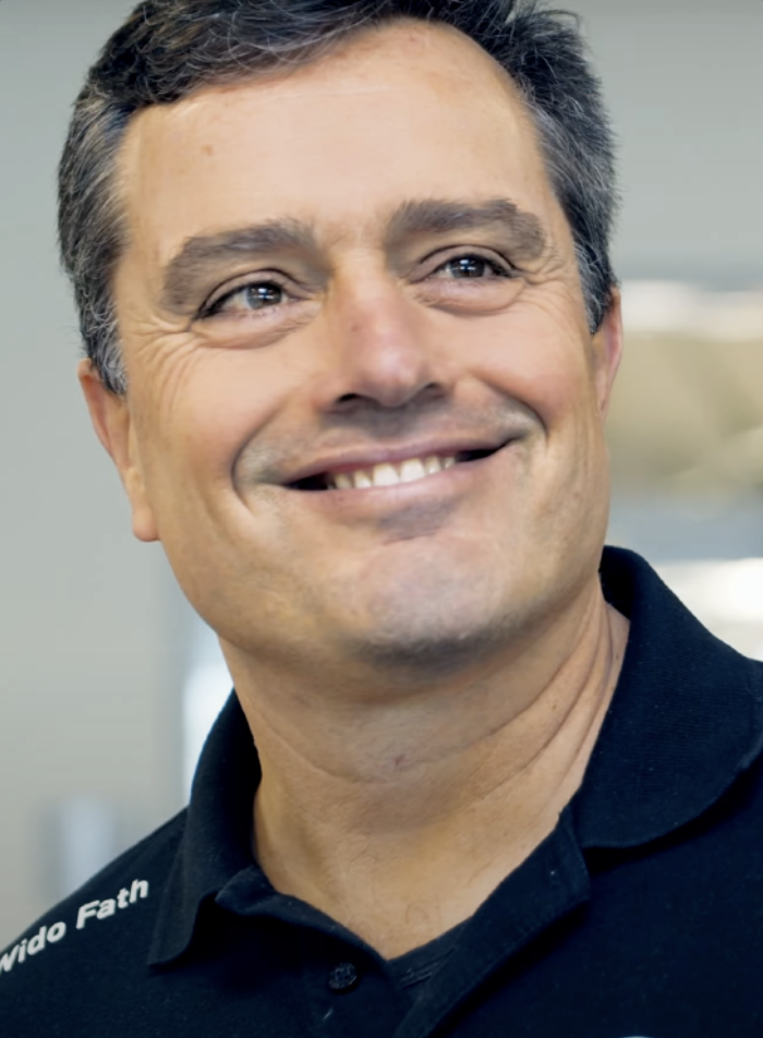 Wido Fath, CEO der FATH GmbH, lächelt in die Kamera und trägt ein dunkles Poloshirt