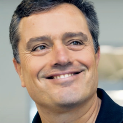 Wido Fath, CEO der FATH GmbH, lächelt in die Kamera und trägt ein dunkles Poloshirt