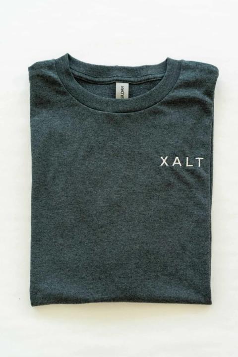 Ein dunkelgrau meliertes T-Shirt mit weißem XALT-Schriftzug