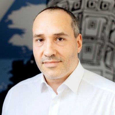 Annától egy workshopon egyetlen délután alatt többet tanultam a vállalkozói kommunikációról, mint hónapok próbálkozásai során. Pár mondata az önazonosságról és az ember-ember közötti kapcsolódás fontosságáról alapvetően átformálta, ahogyan azóta megszólalok. Zsákai Tamás