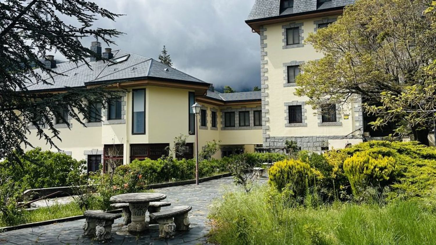 Jardín y fachada de Casa Aquero