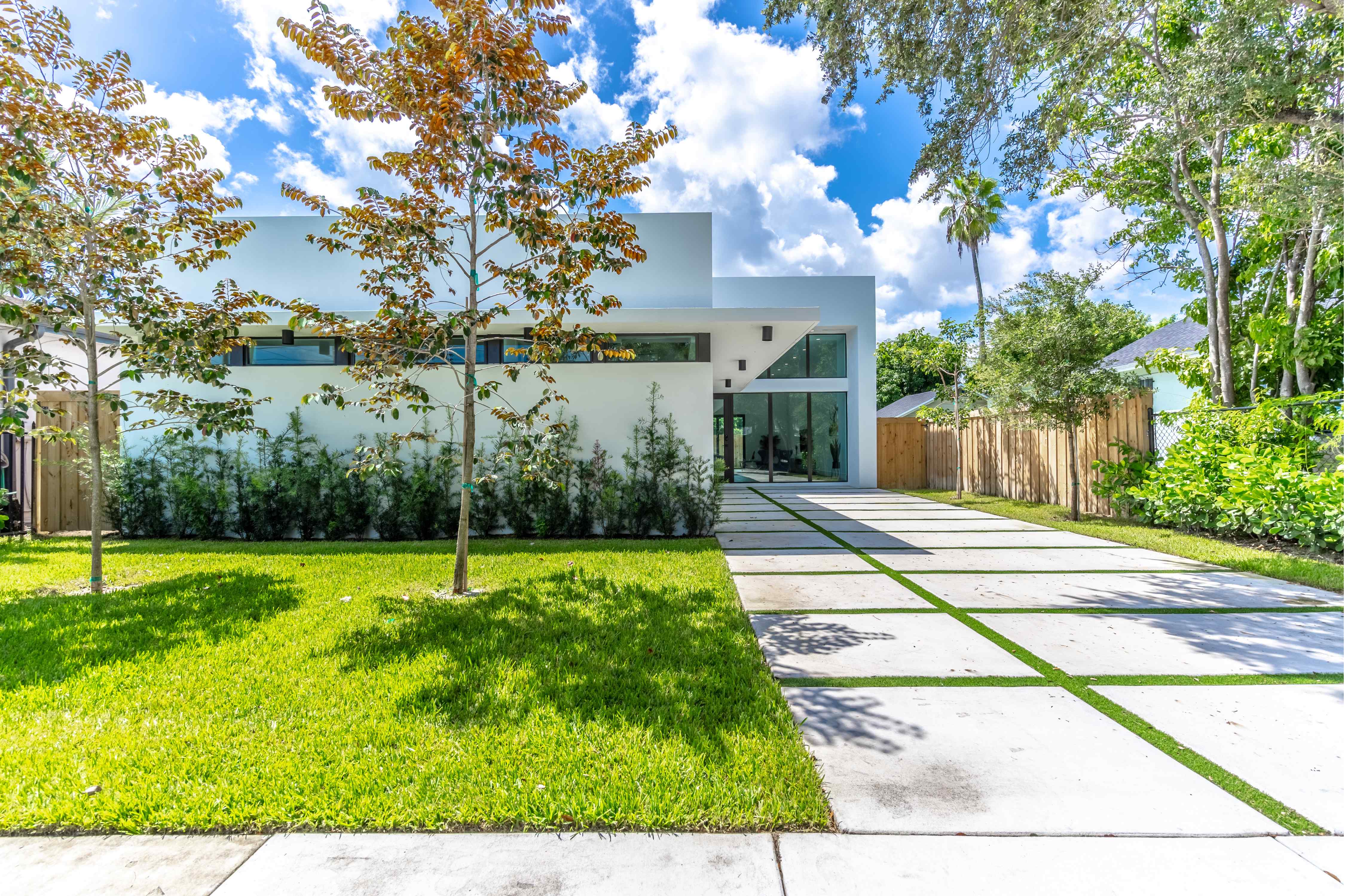 Vacation Home Modern Luxurious Spacious Home in West Wynwood, Miami, FL 