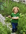 Ett barn springer i ett grönstråk.