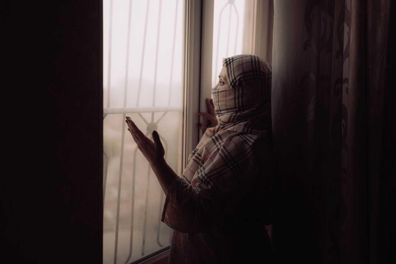 Zakie is standing at the window