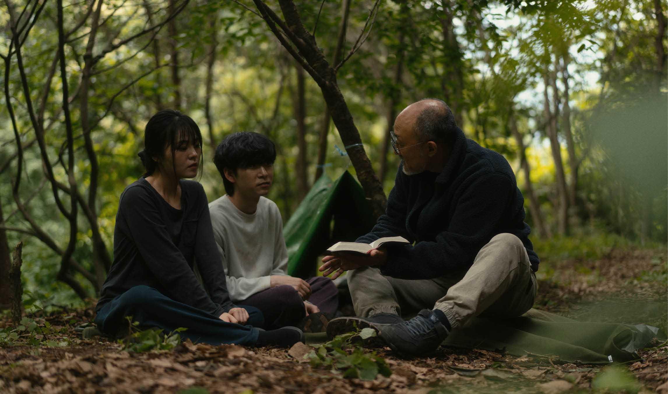 敞开的门伙伴与两名年轻朝鲜人分享福音的重演图像