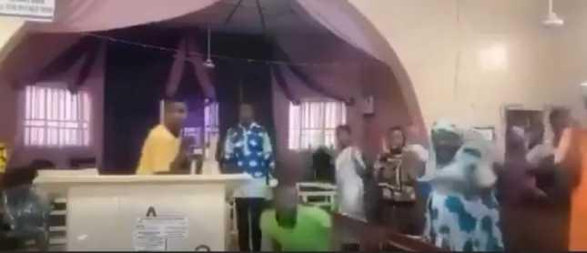 Nigéria: attaque en direct d’une église (vidéo)