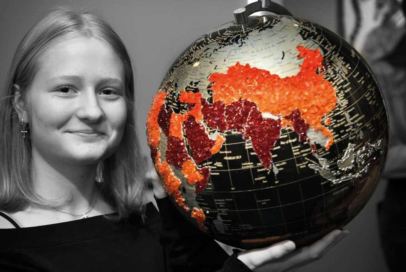 Yasmine Björnlers konstverk ”Glasvärld” visar var kristna är mest förföljda i världen, och bygger på World Watch List 2025. Foto: Håkan Nordström