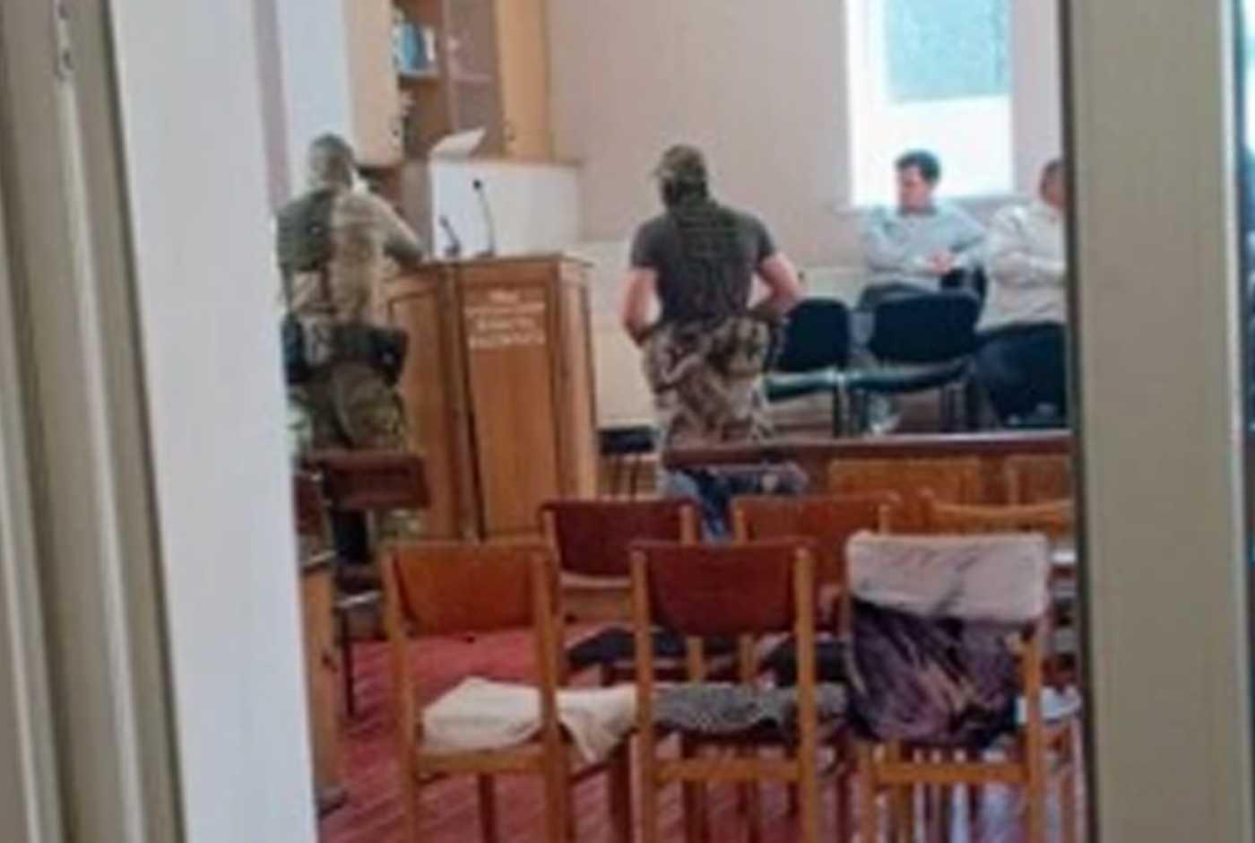 Polisen gör en razzia mot en baptistkyrka den 10 augusti 2025 i Luhansk-området (foto: Baptist Council of Churches).